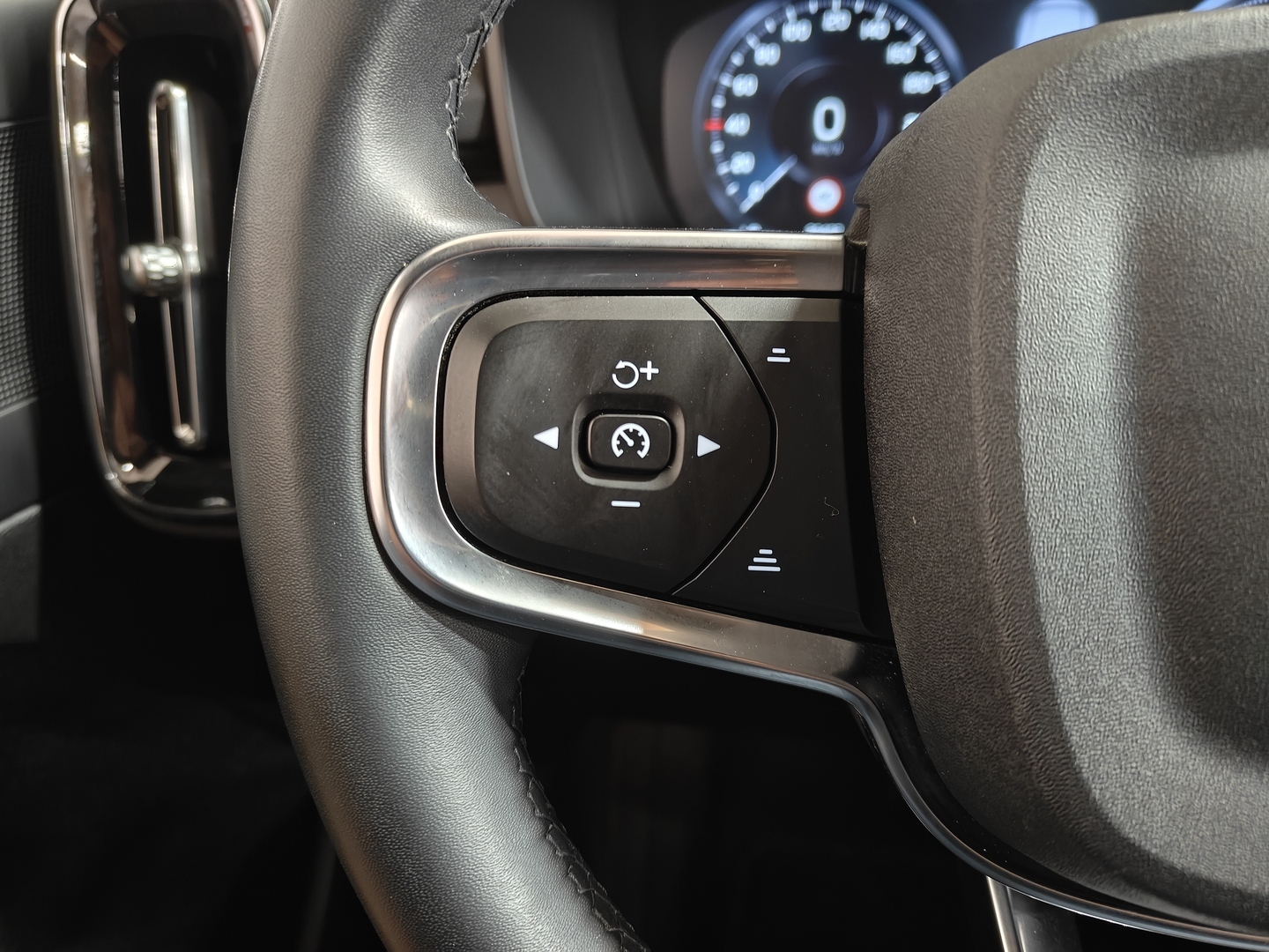 VOLVO XC40 23