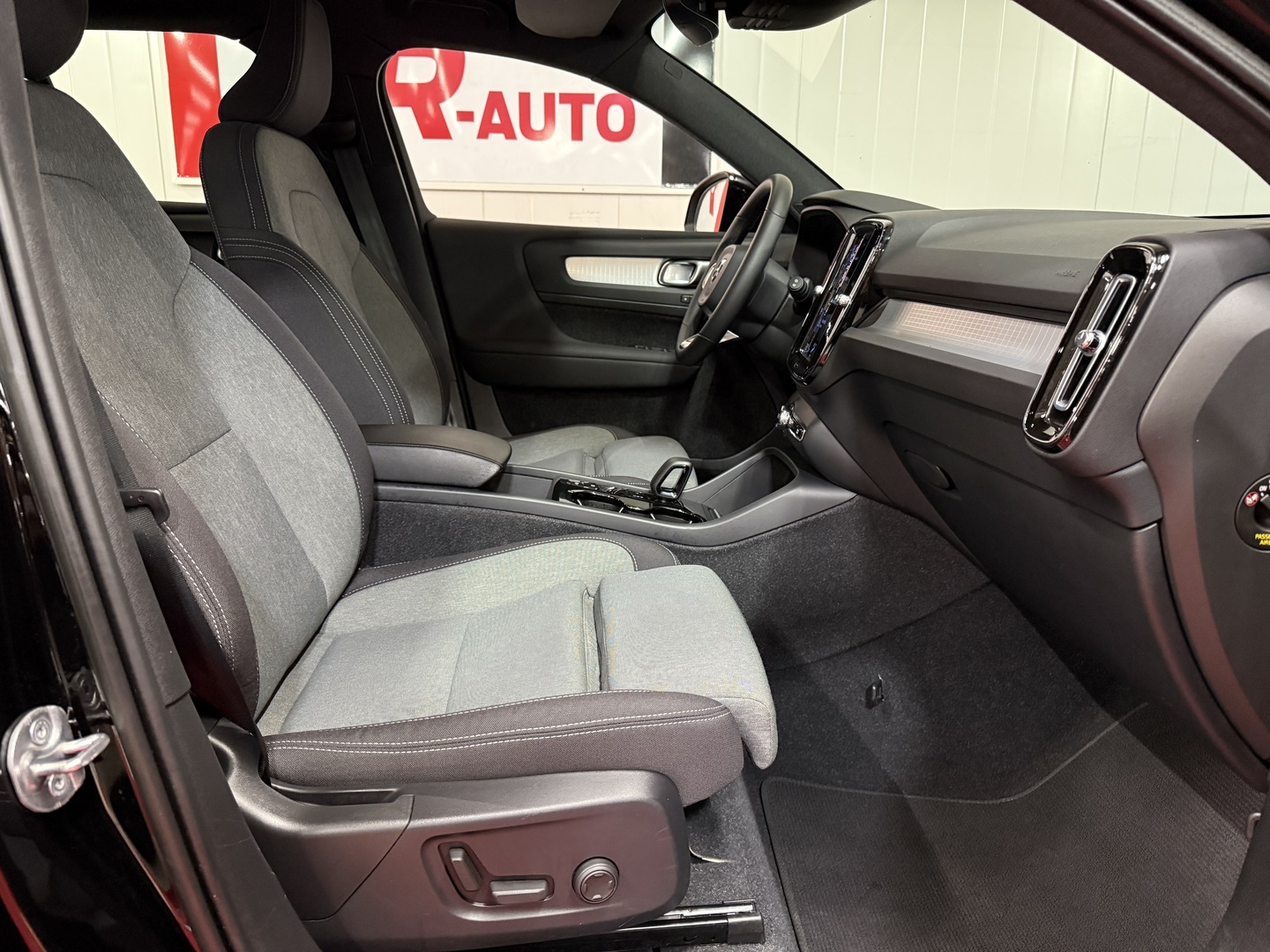 VOLVO XC40 2023