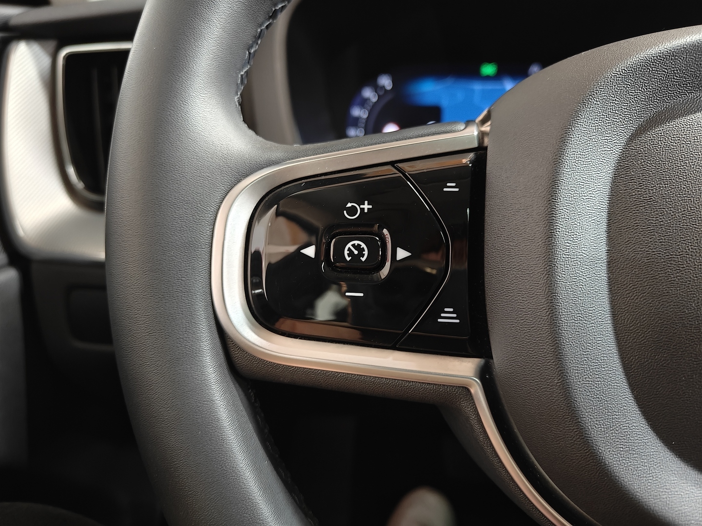VOLVO XC60 2024