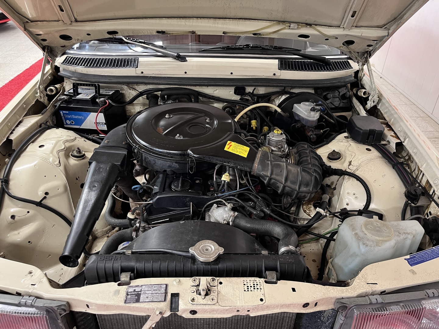 MERCEDES-BENZ 200 1984