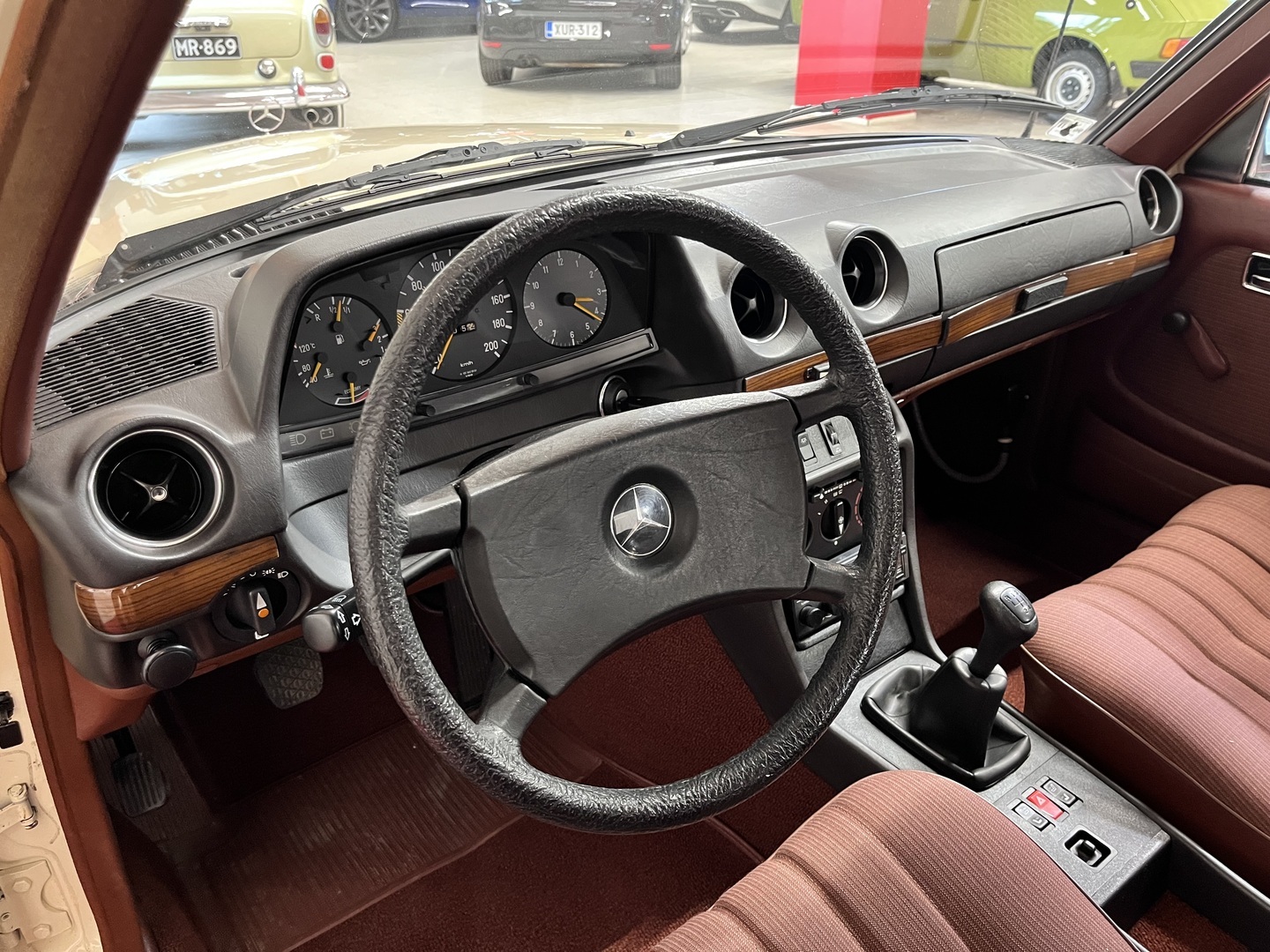 MERCEDES-BENZ 200 1984