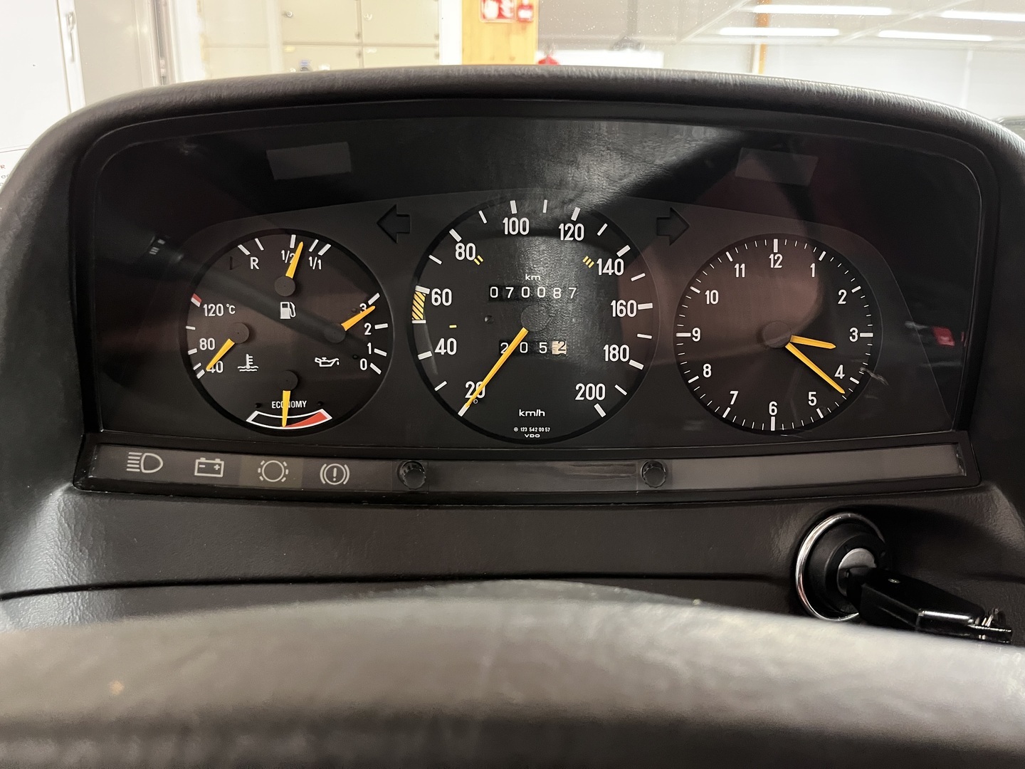 MERCEDES-BENZ 200 1984