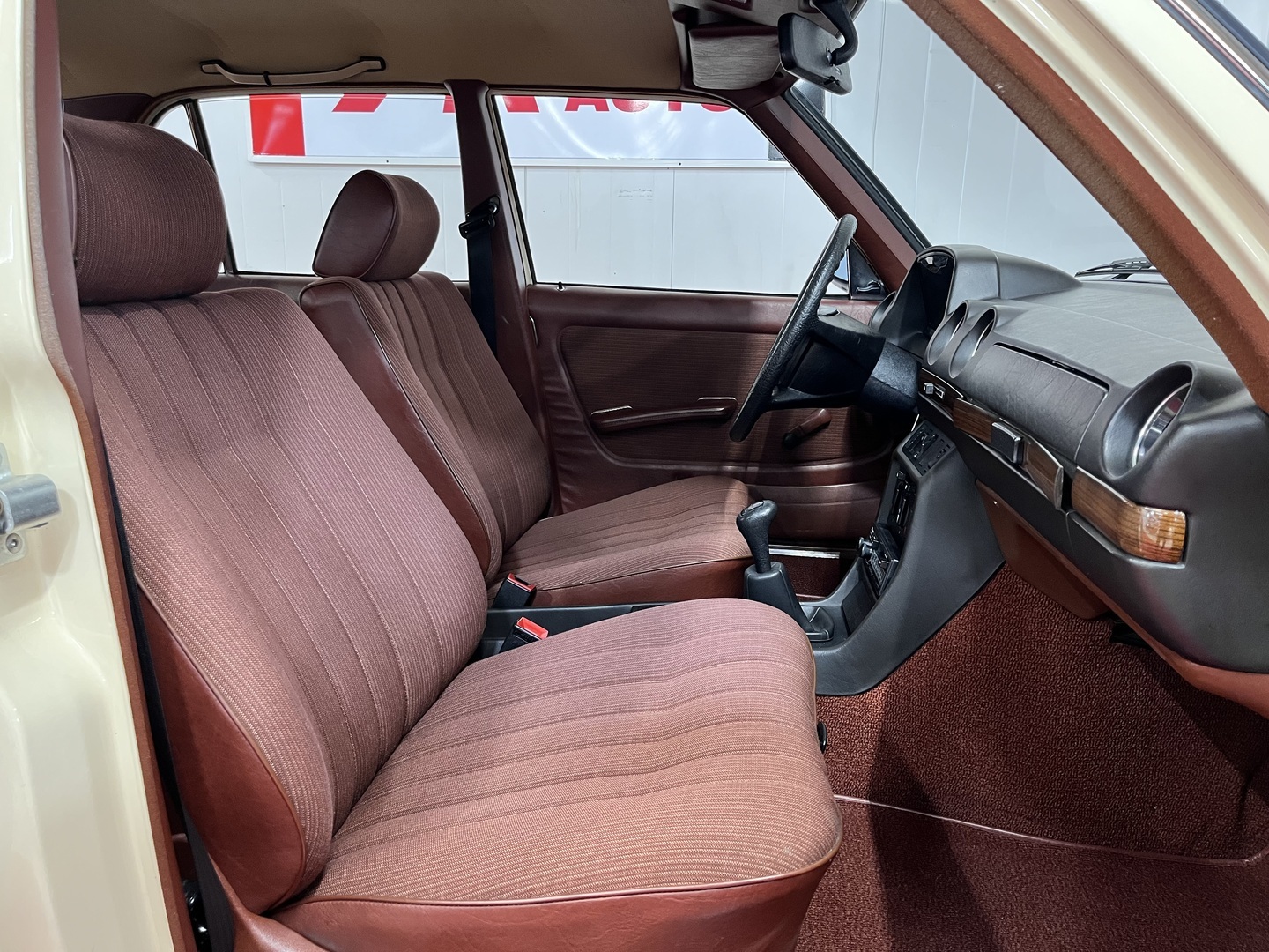 MERCEDES-BENZ 200 1984