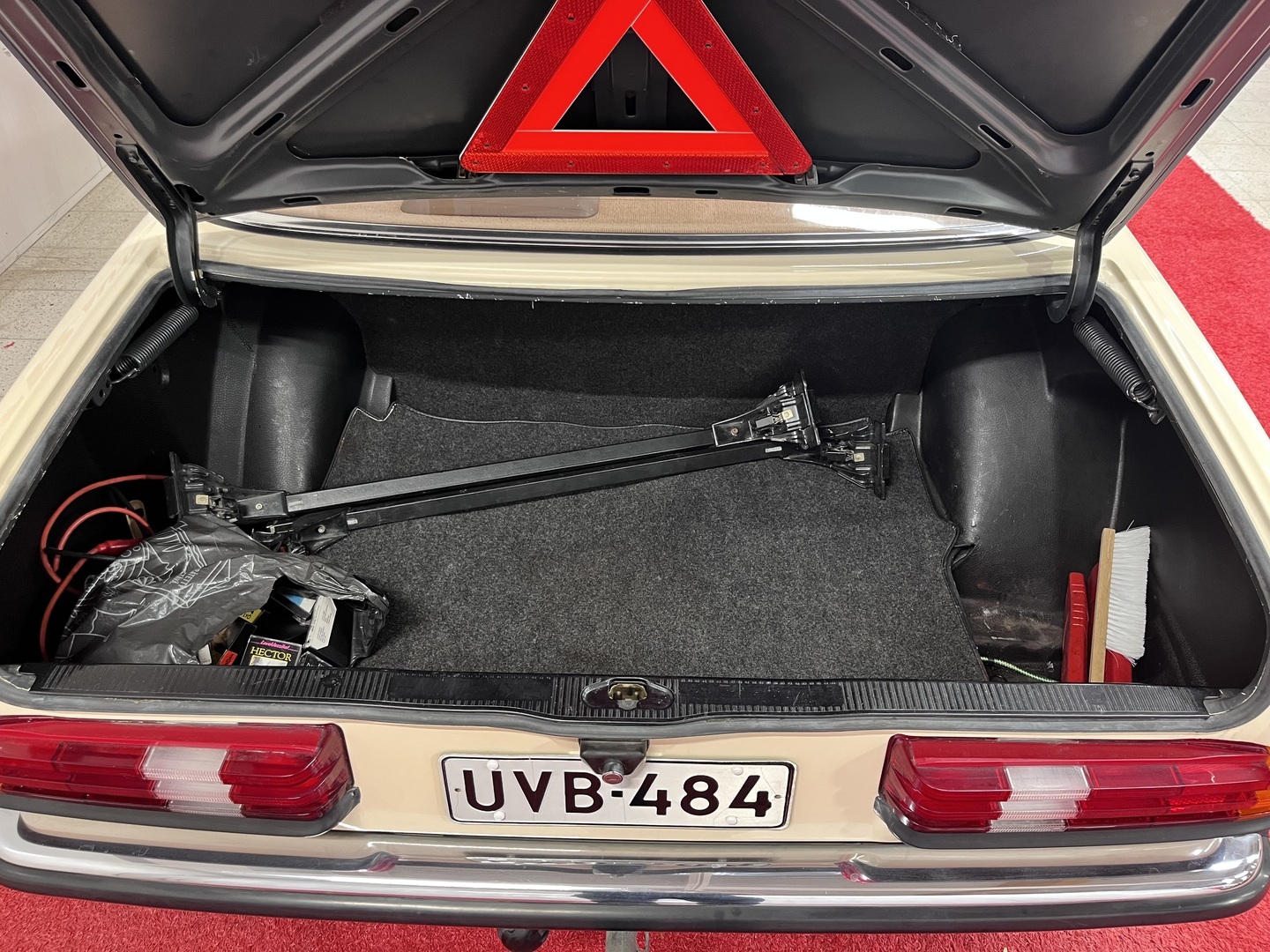 MERCEDES-BENZ 200 1984