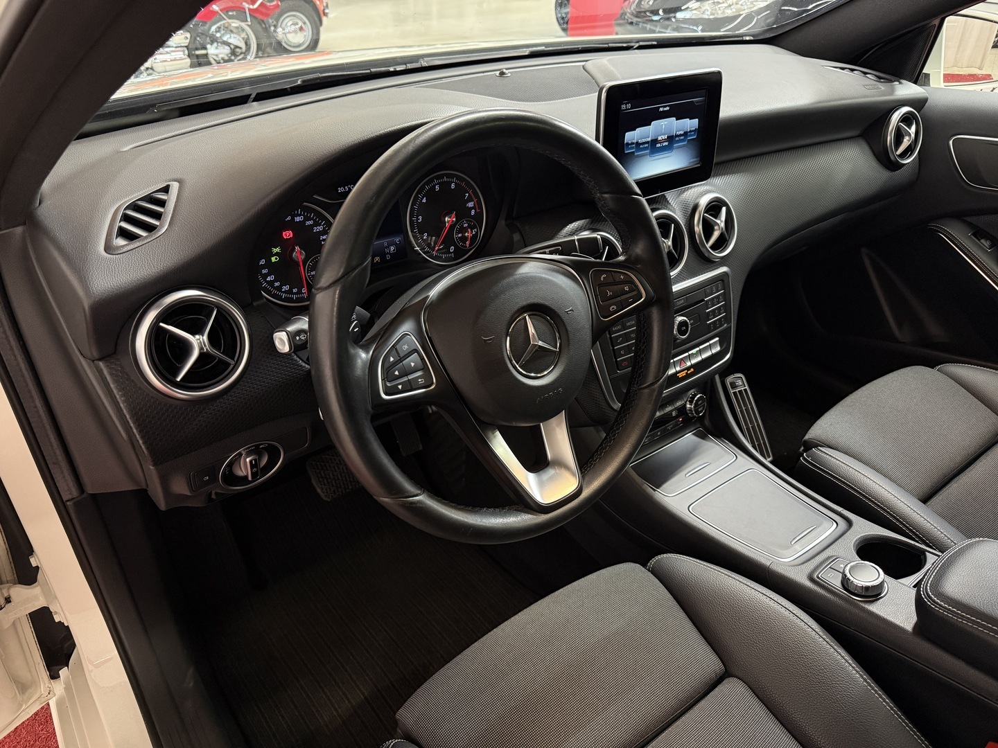 MERCEDES-BENZ A 2016