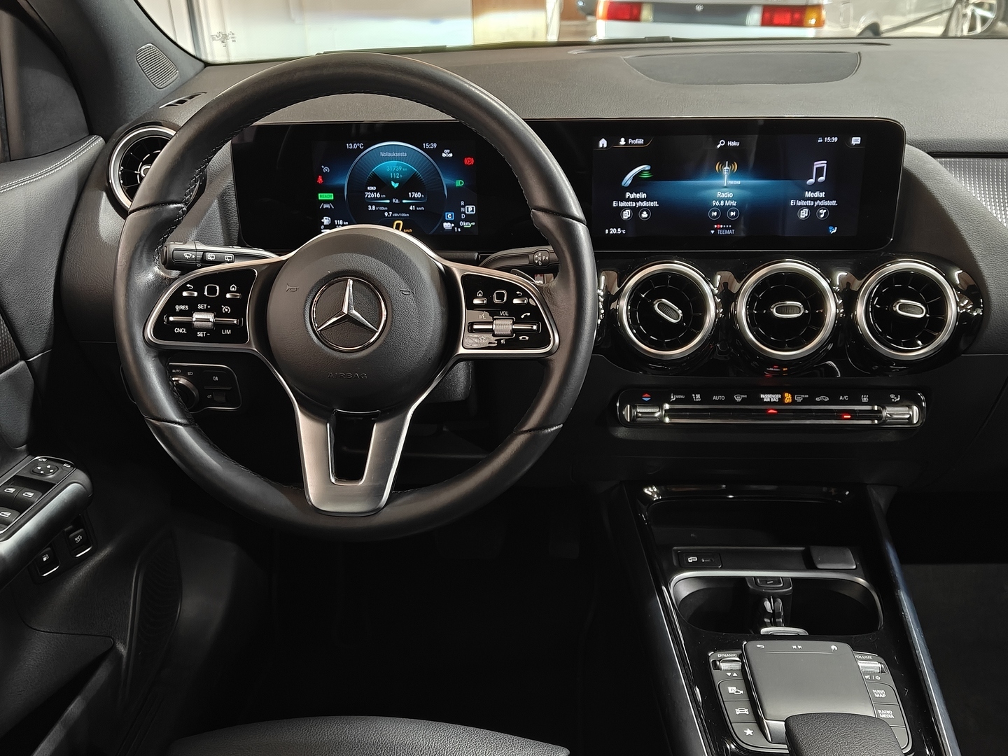 MERCEDES-BENZ GLA 2023