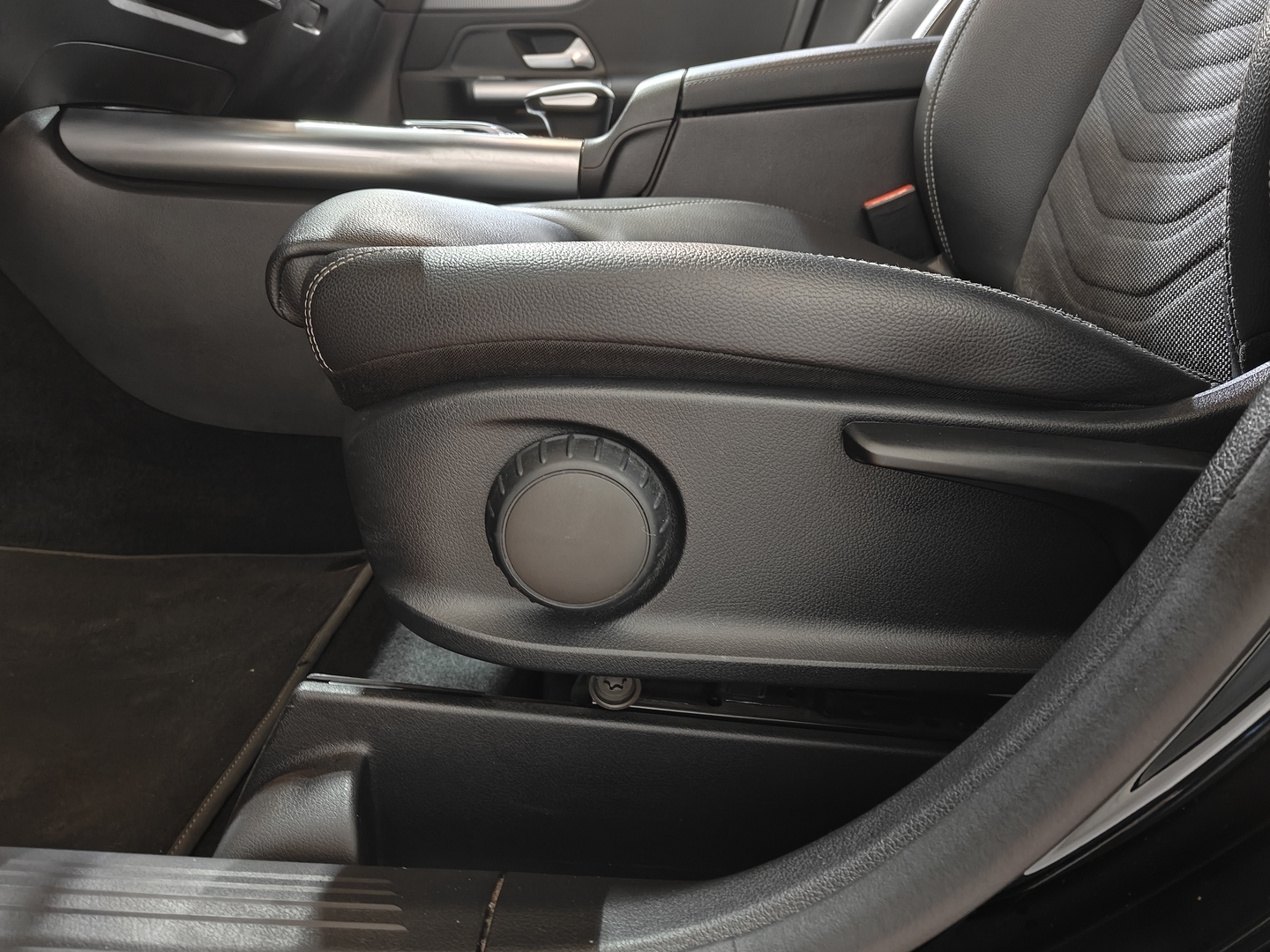 MERCEDES-BENZ GLA 2023