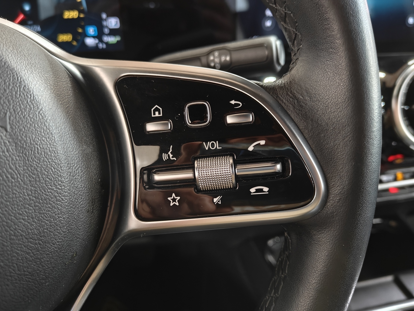 MERCEDES-BENZ GLA 2023