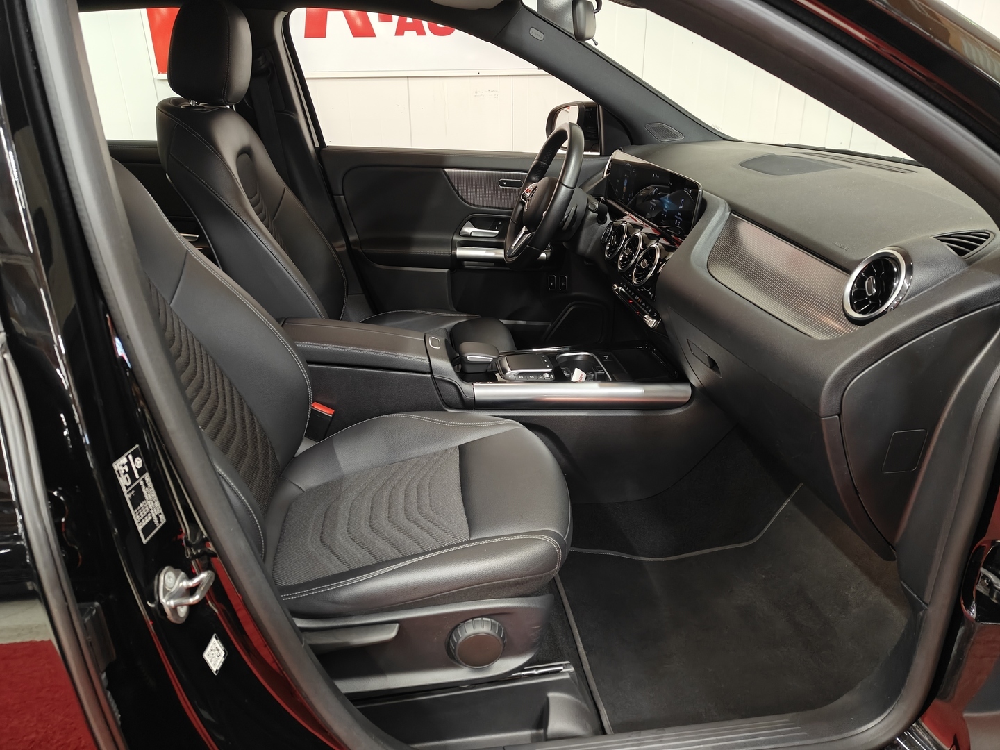 MERCEDES-BENZ GLA 2023