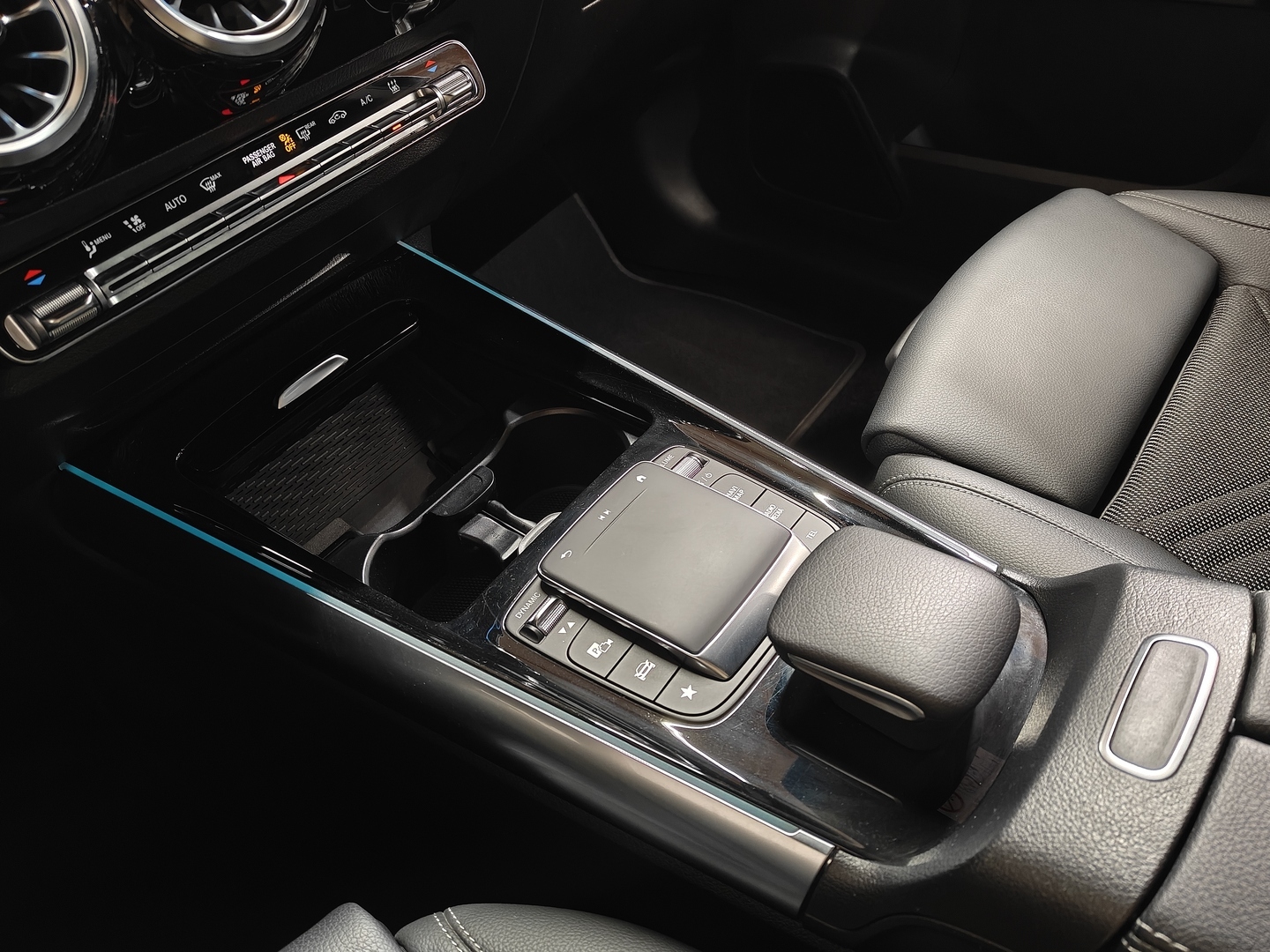 MERCEDES-BENZ EQA 2023