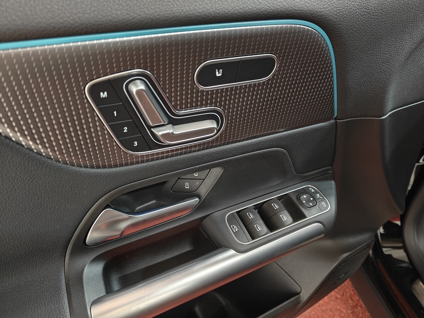 MERCEDES-BENZ EQA 2023