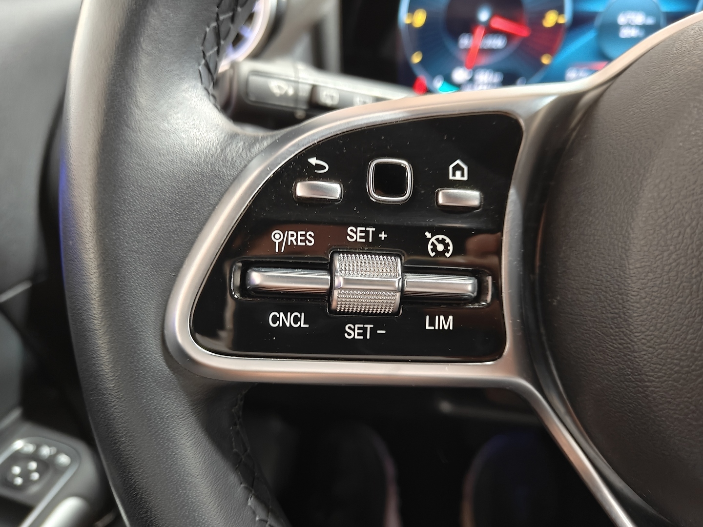 MERCEDES-BENZ EQA 2023