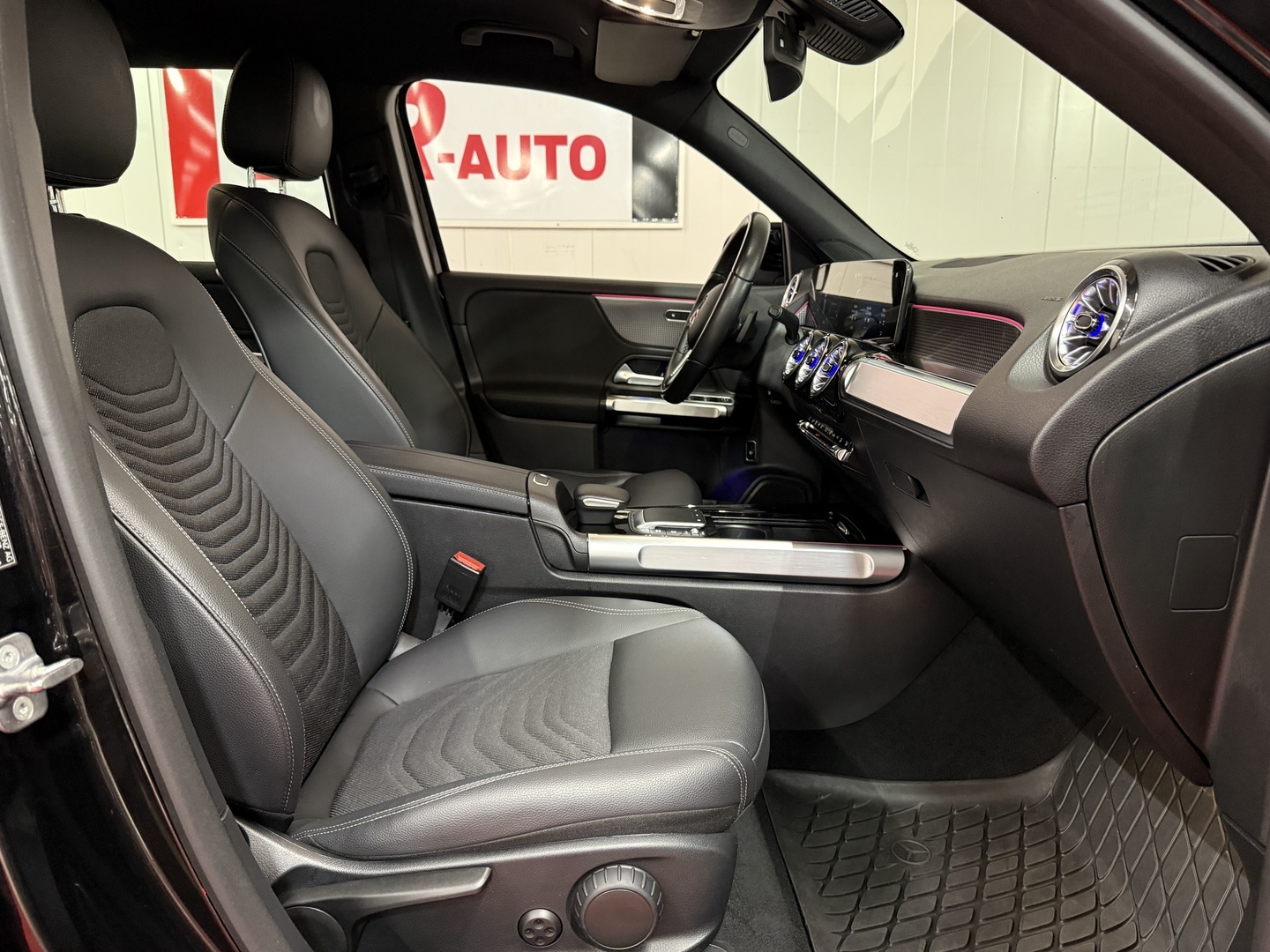 MERCEDES-BENZ EQB 2023