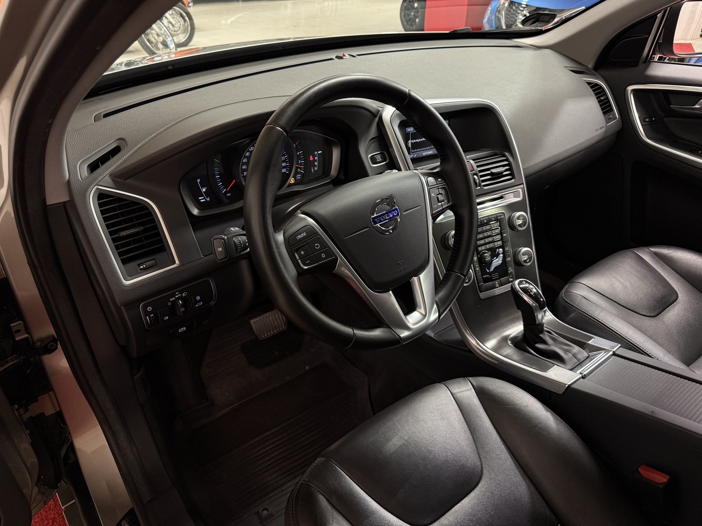 VOLVO XC60 11