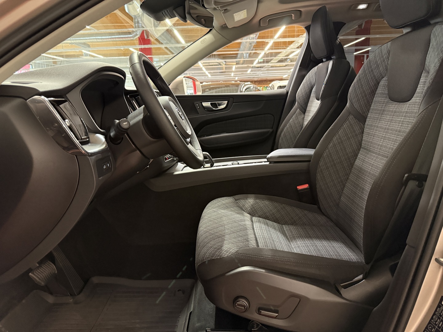 VOLVO XC60 2023
