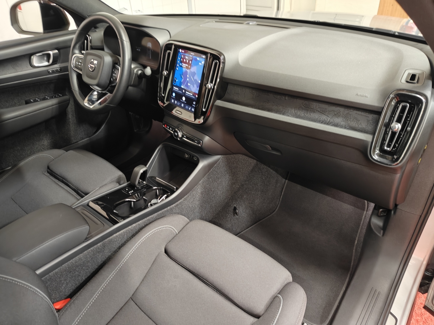 VOLVO C40 21