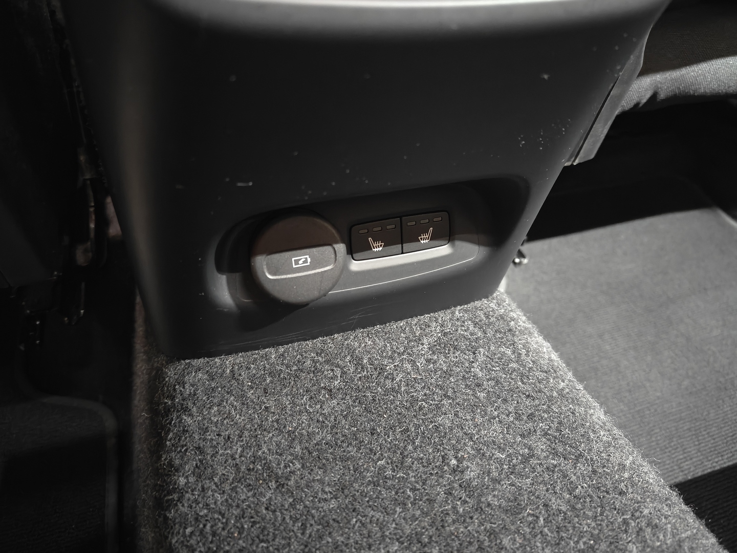 VOLVO C40 26
