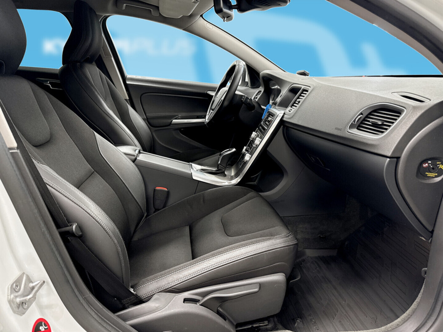 VOLVO V60 2015