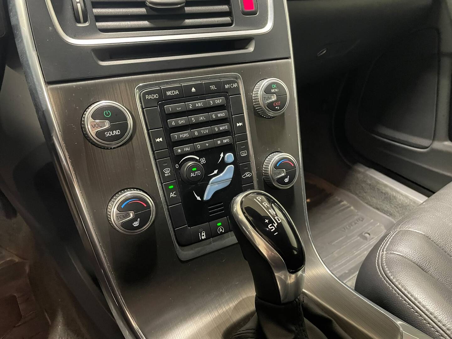 VOLVO V60 2015