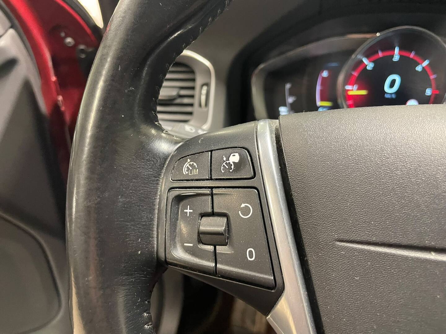 VOLVO V60 2015