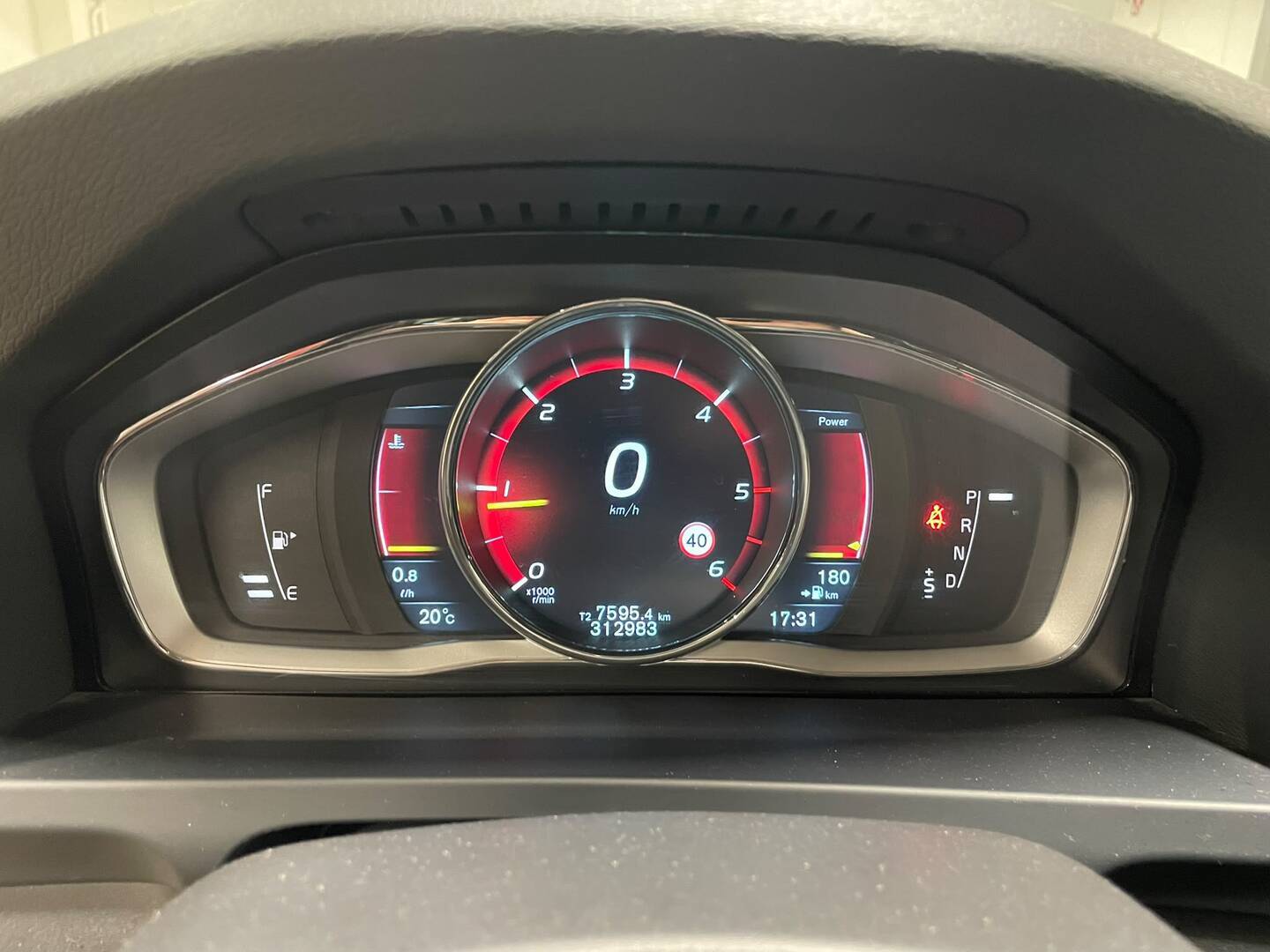 VOLVO V60 2015