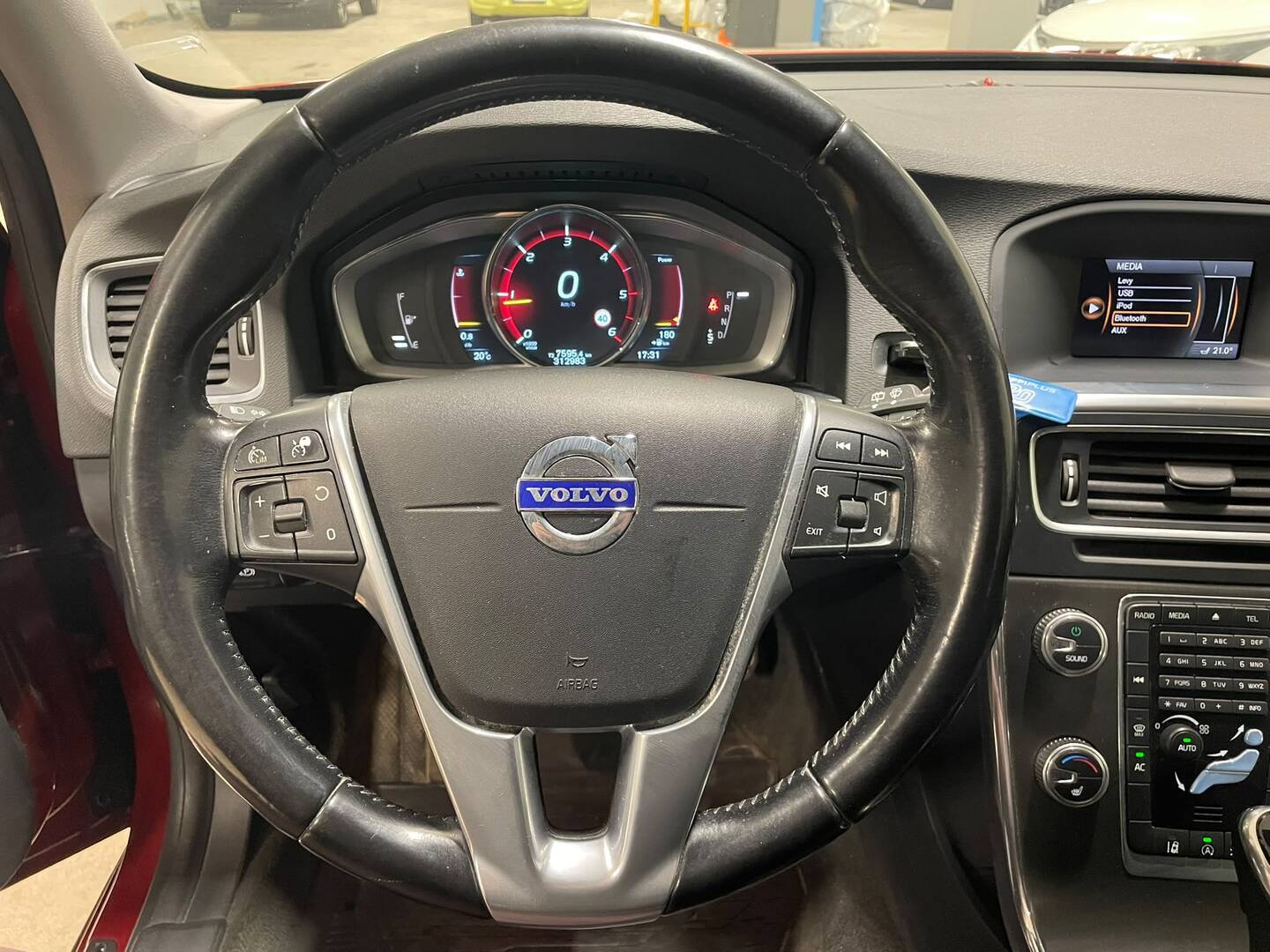 VOLVO V60 2015