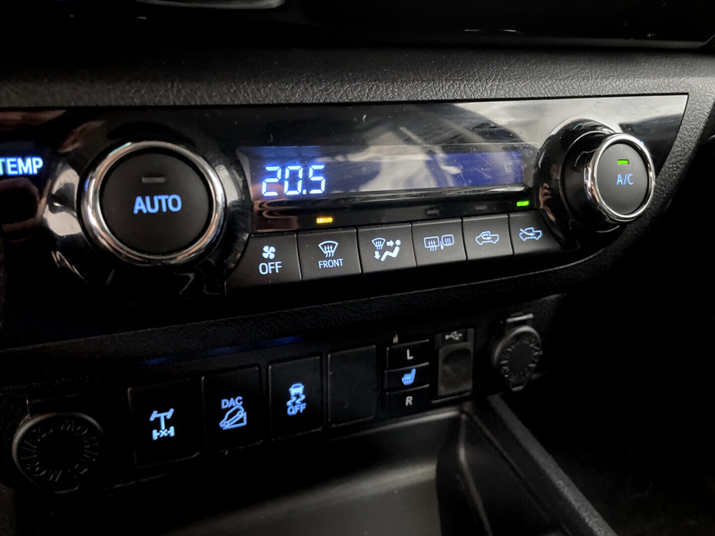 TOYOTA Hilux 2016