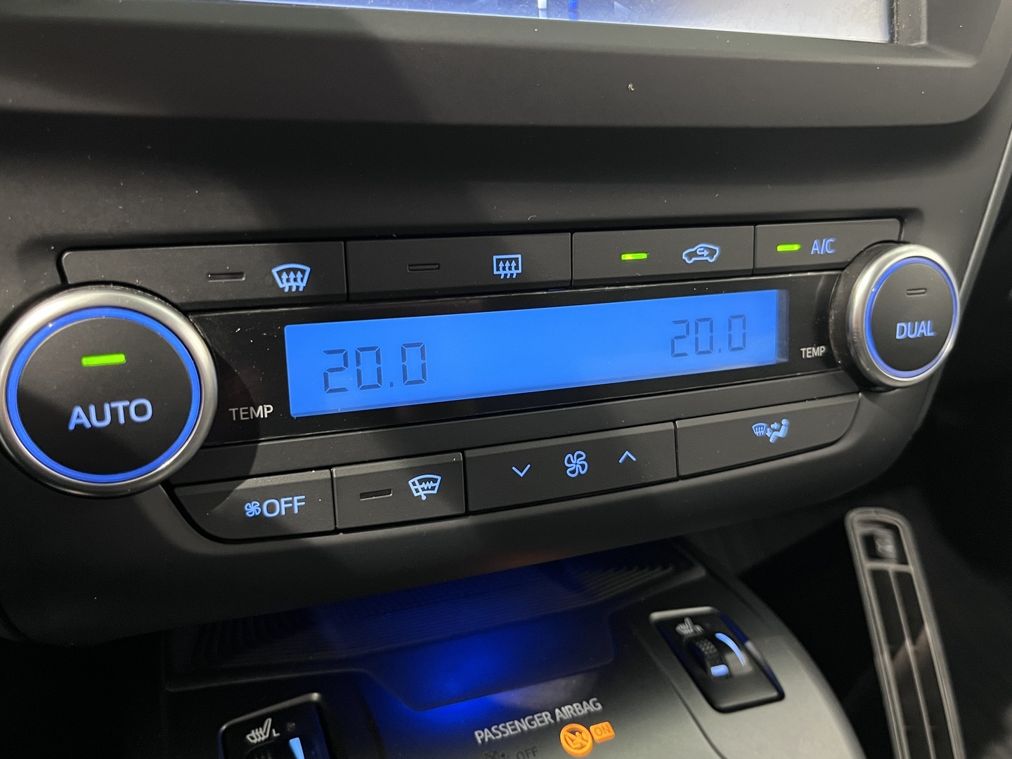TOYOTA Avensis 2015