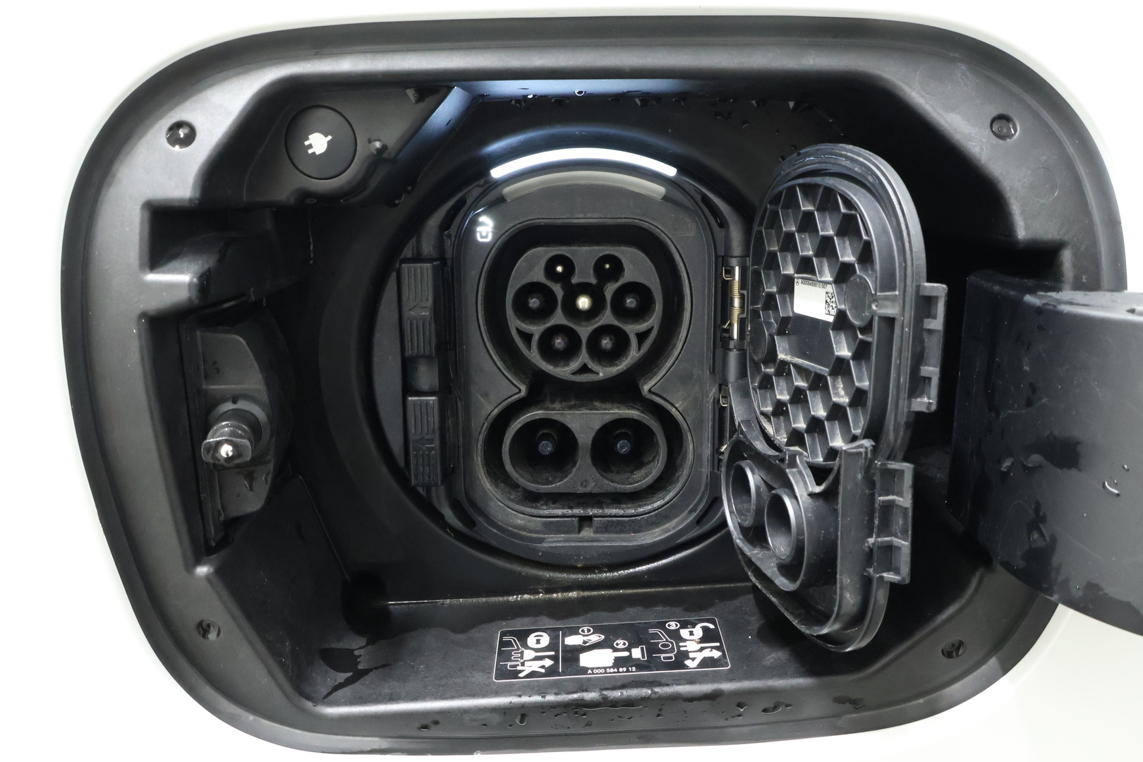 MERCEDES-BENZ EQB 2022