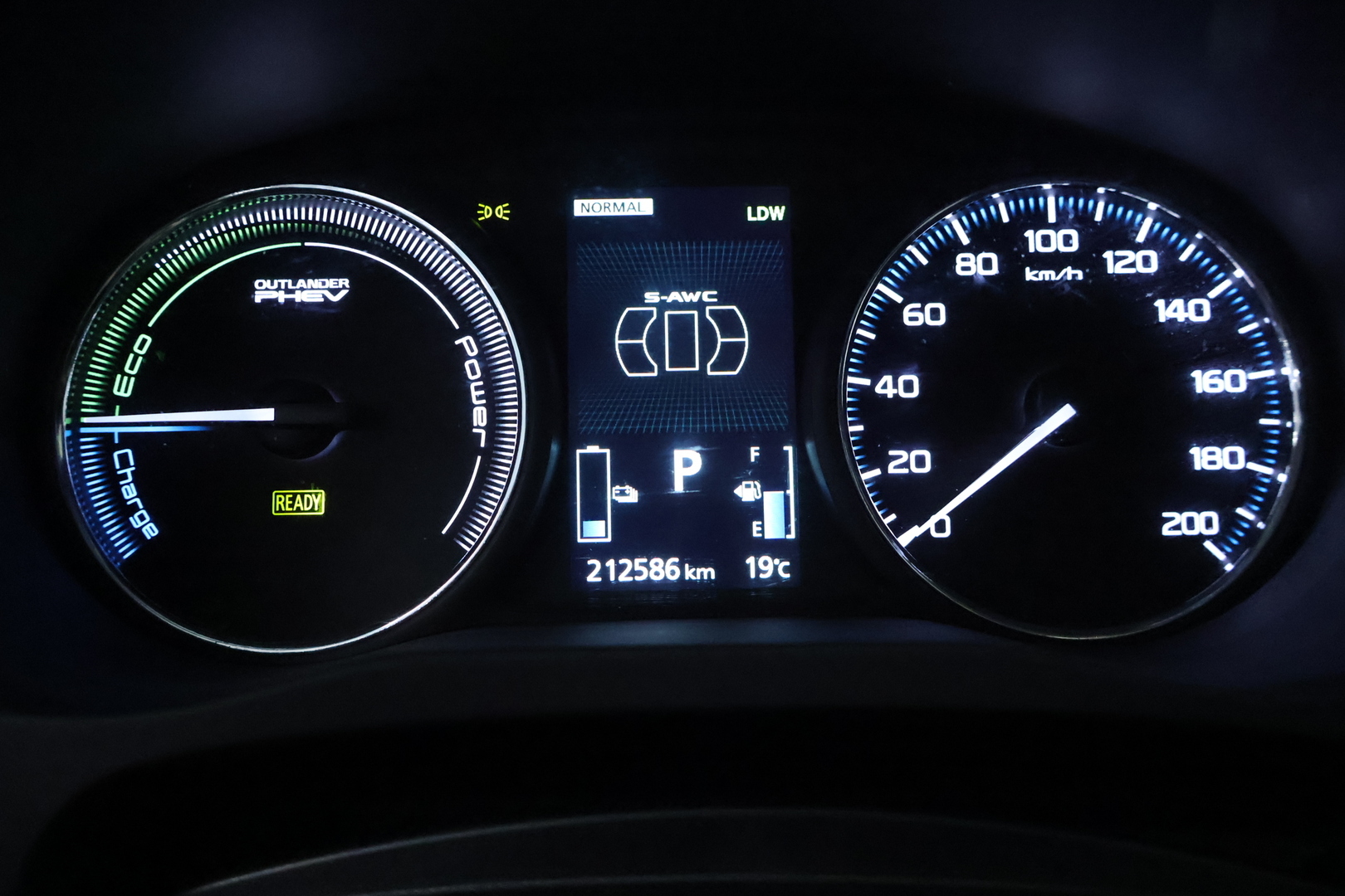 MITSUBISHI Outlander PHEV 2016