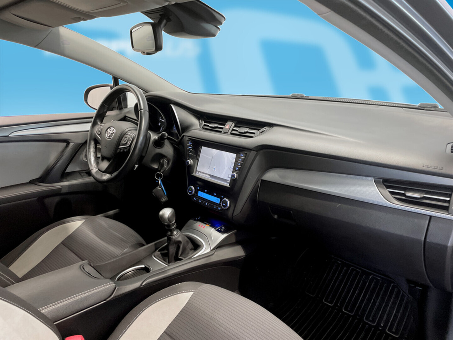TOYOTA Avensis 2015