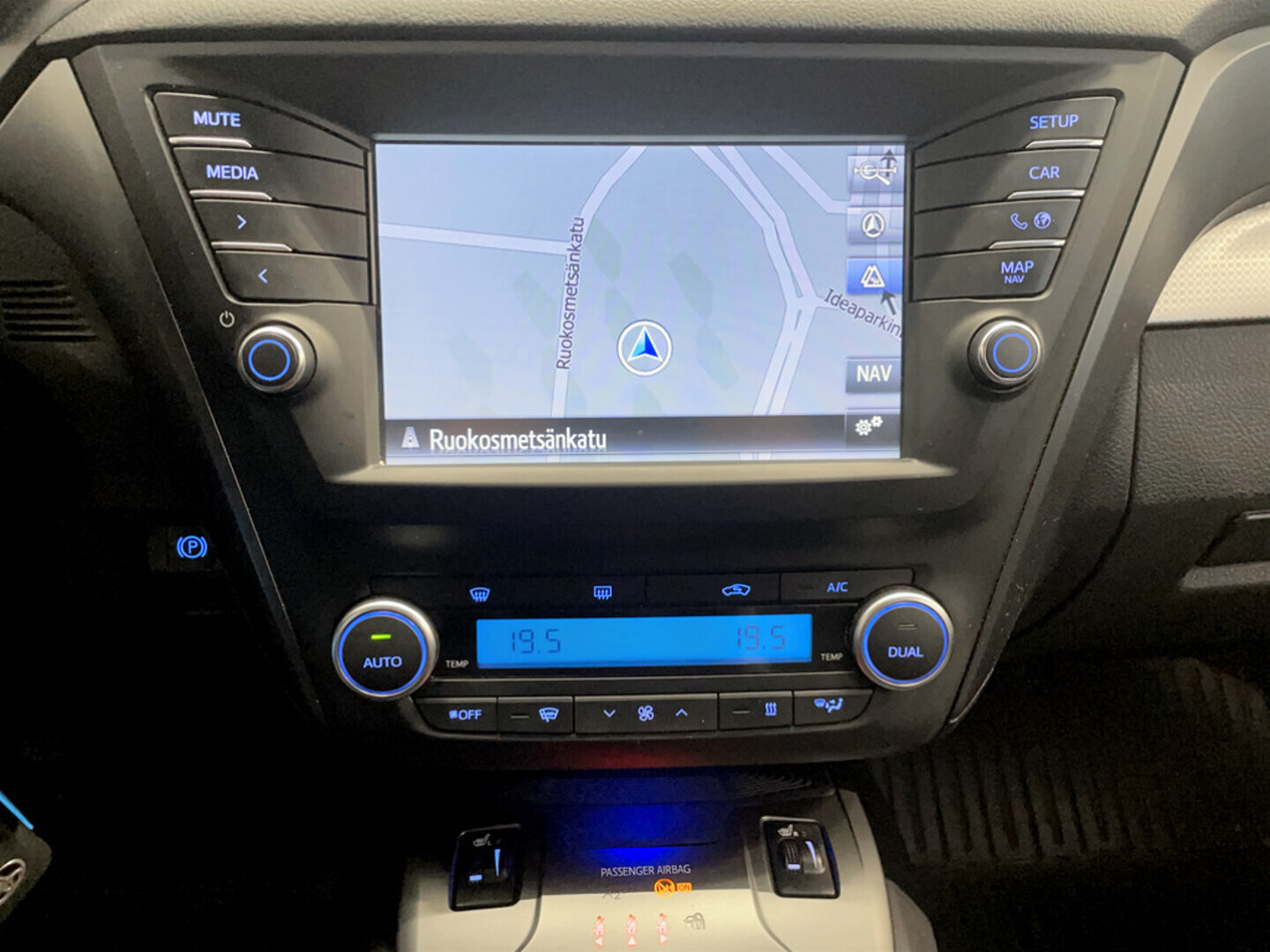 TOYOTA Avensis 2015