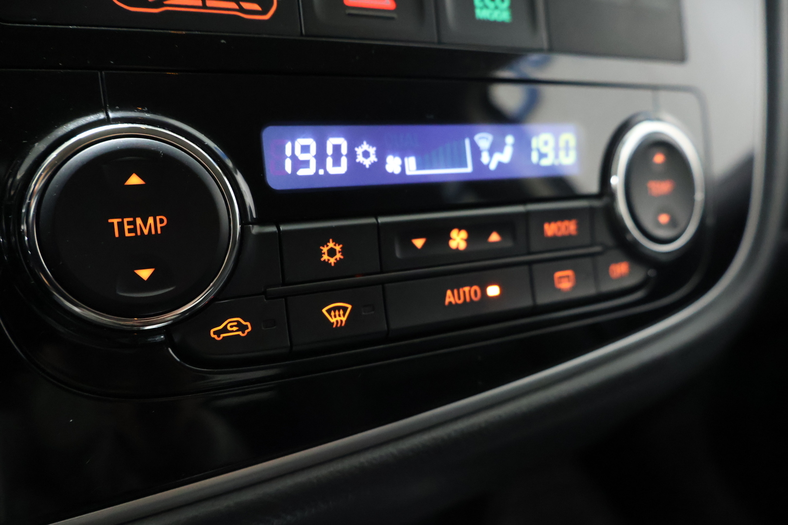 MITSUBISHI Outlander PHEV 2016