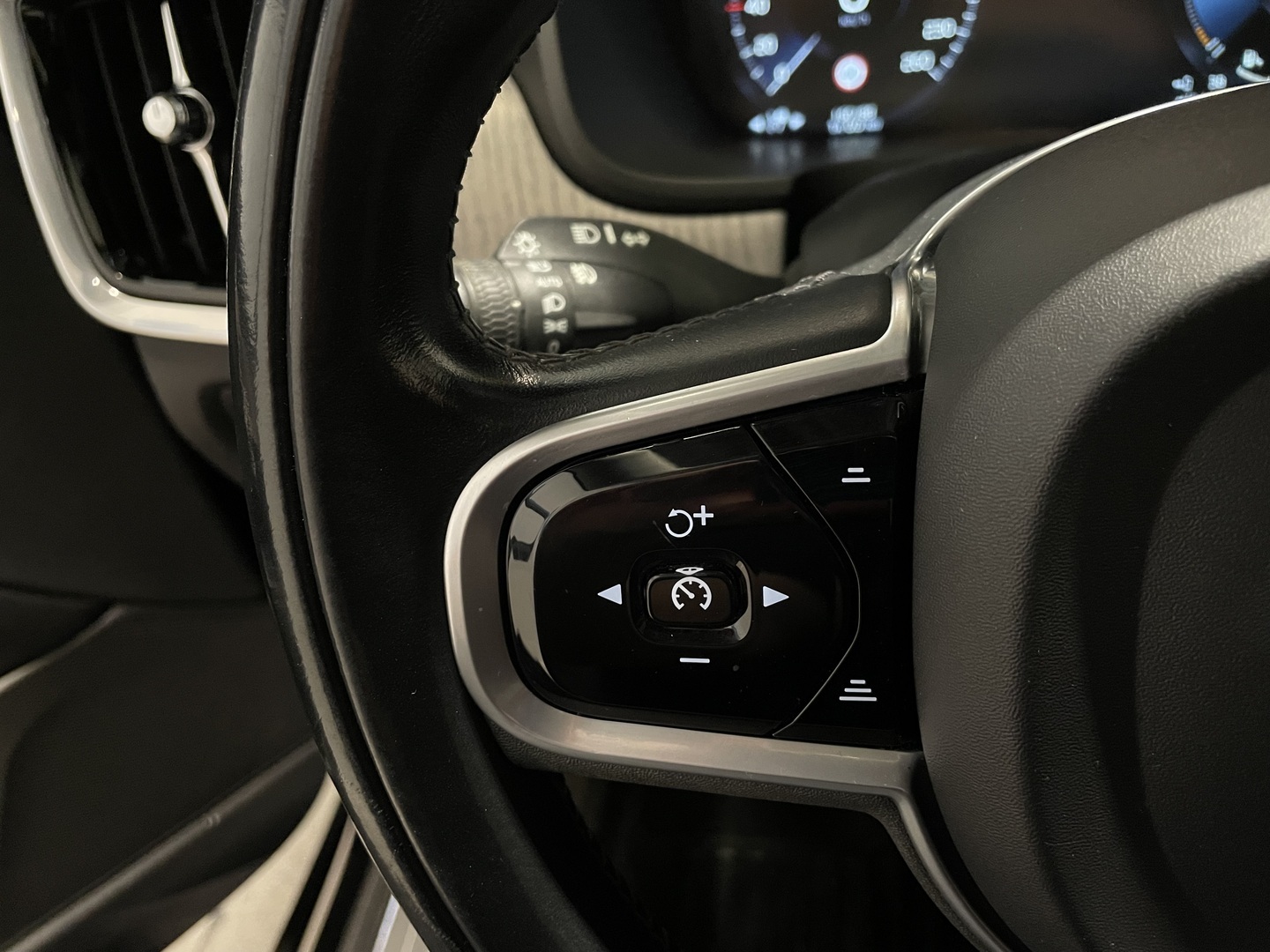 VOLVO V90 2021