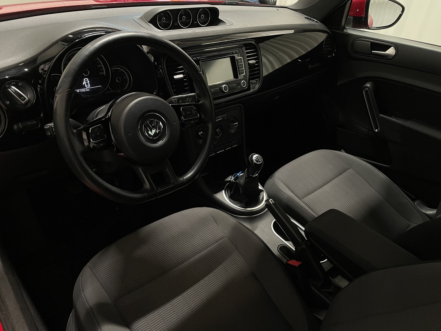 VOLKSWAGEN Beetle 2012