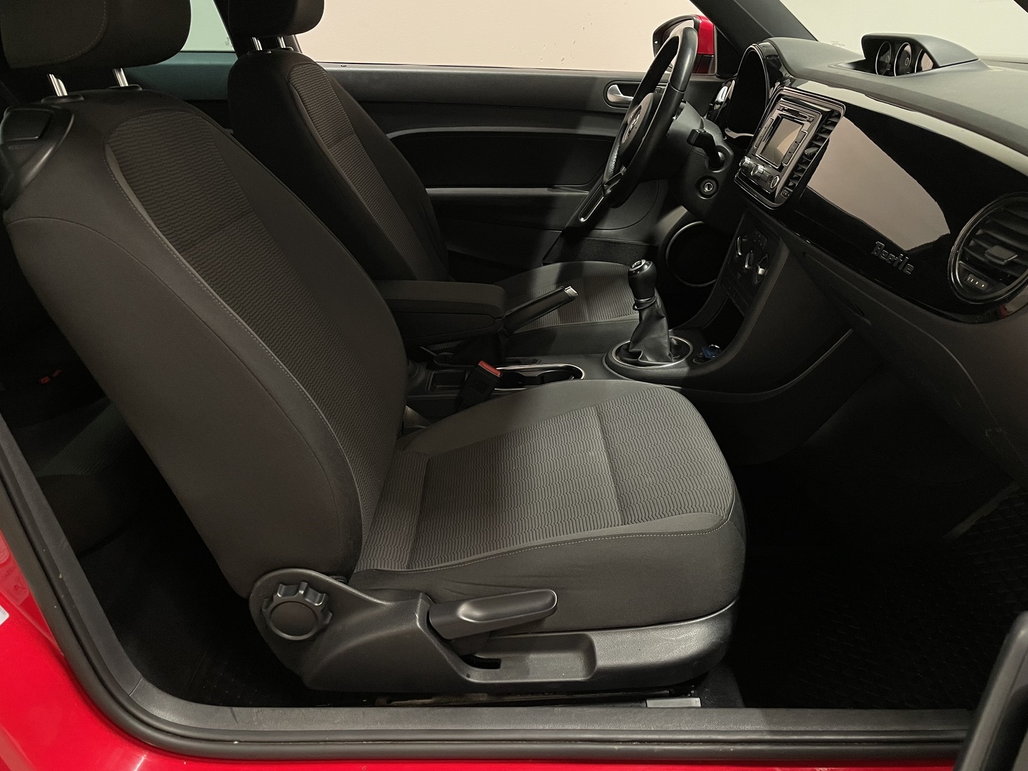 VOLKSWAGEN Beetle 2012