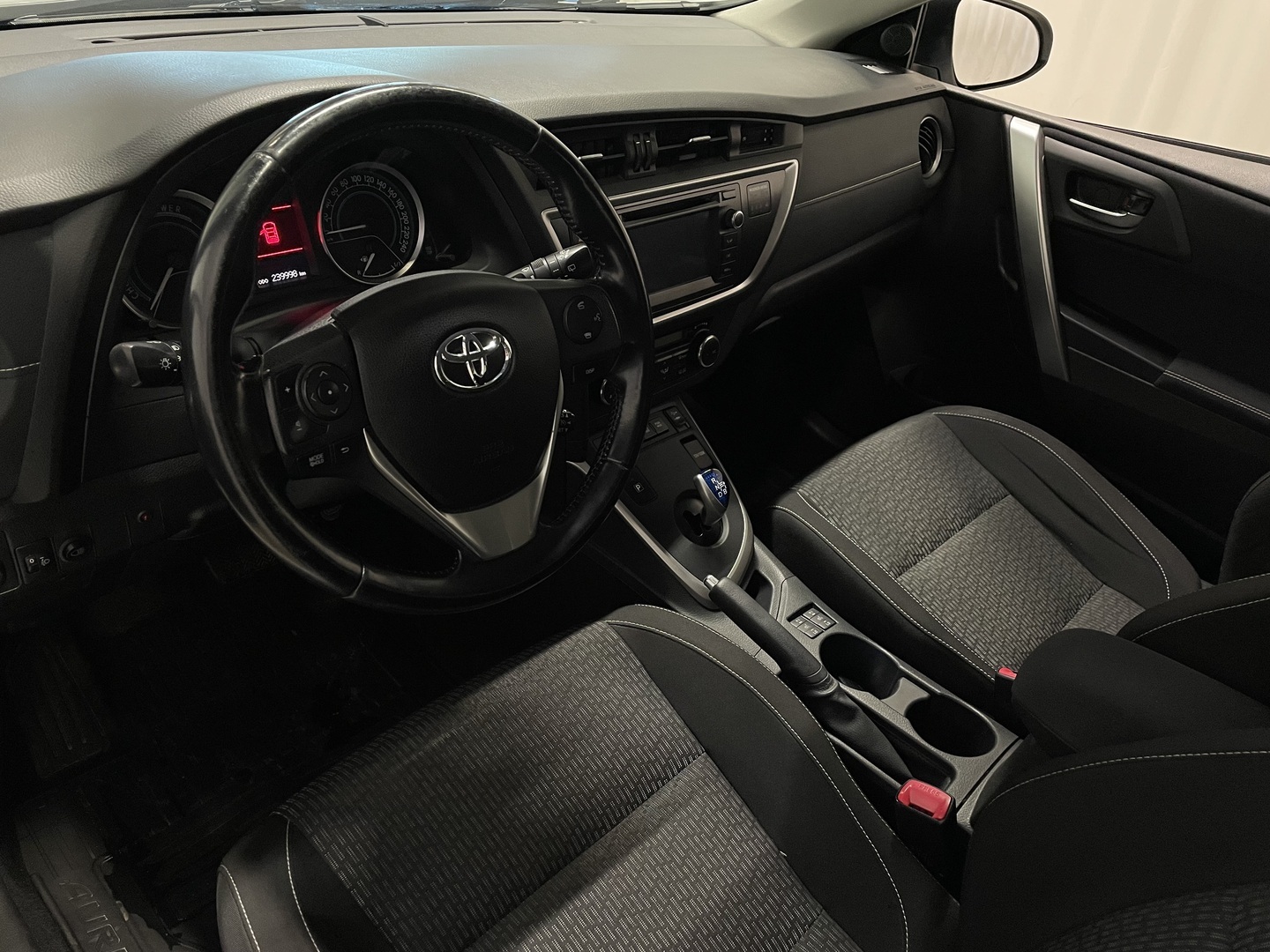 TOYOTA Auris 2015