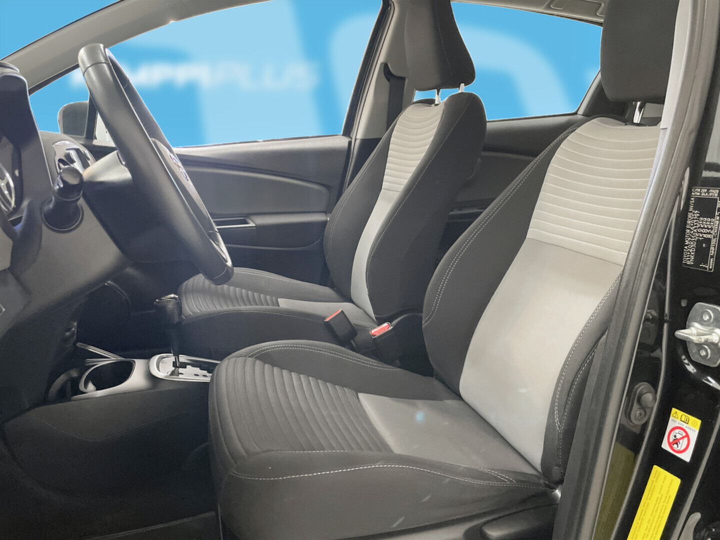 TOYOTA Yaris 2017