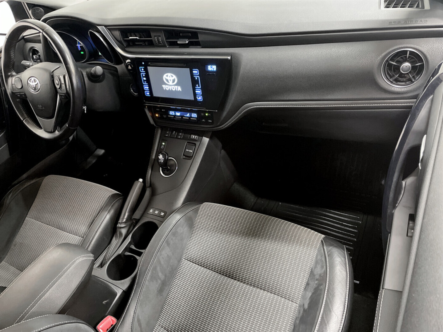 TOYOTA Auris 2015