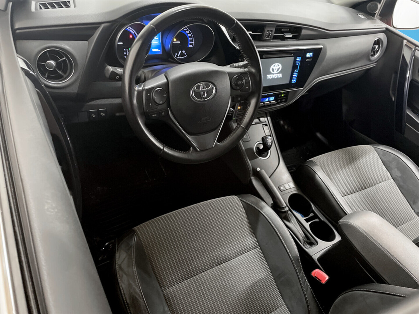 TOYOTA Auris 2015
