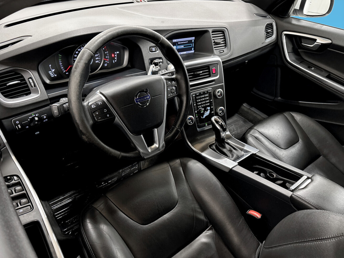 VOLVO V60 2015