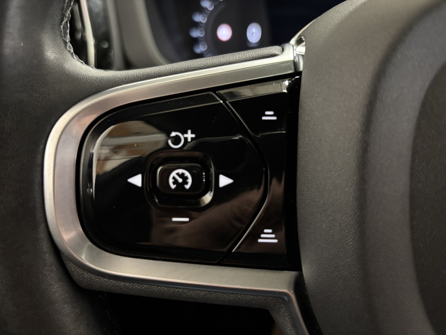 VOLVO XC60 2023