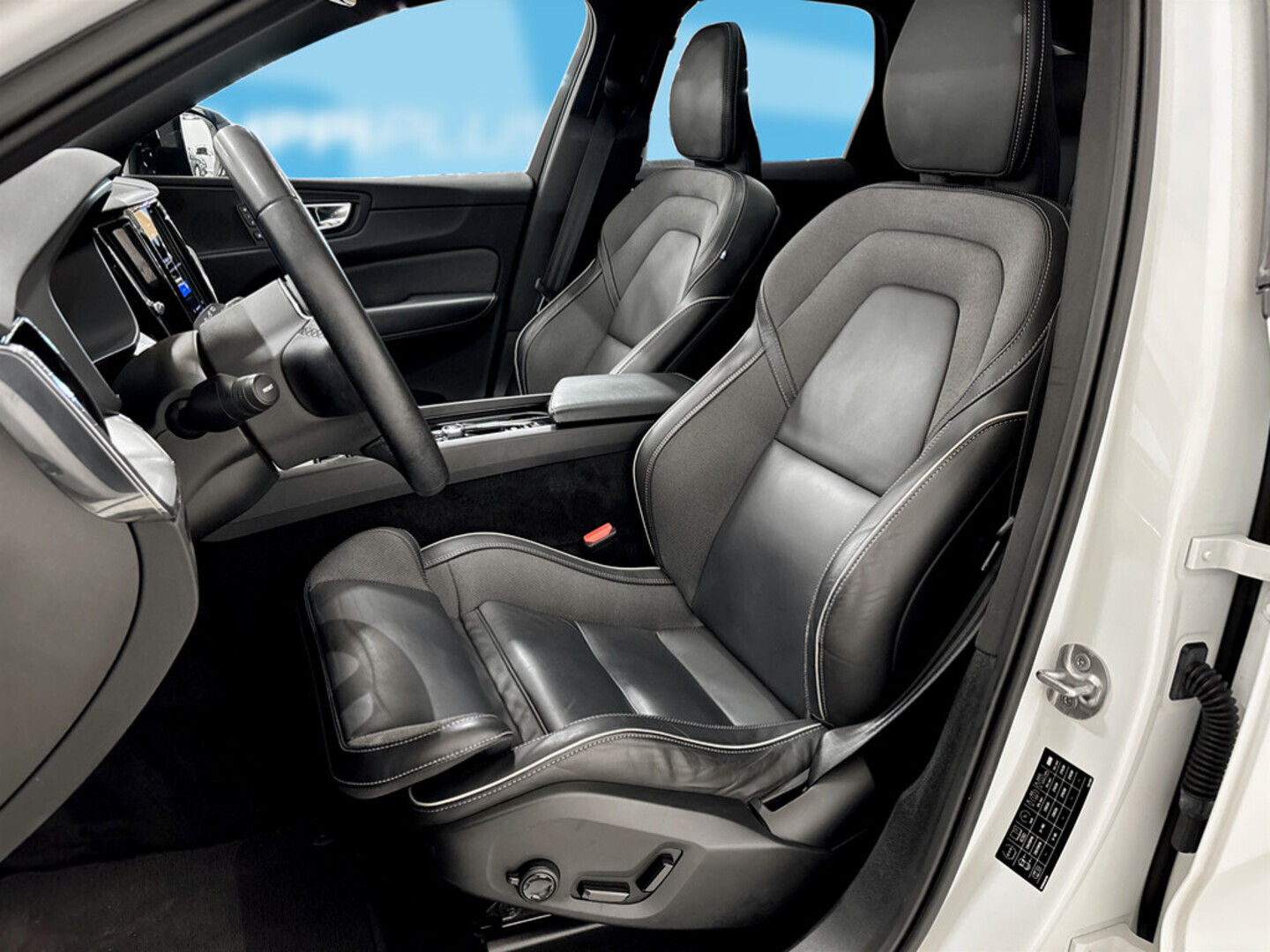 VOLVO XC60 2023