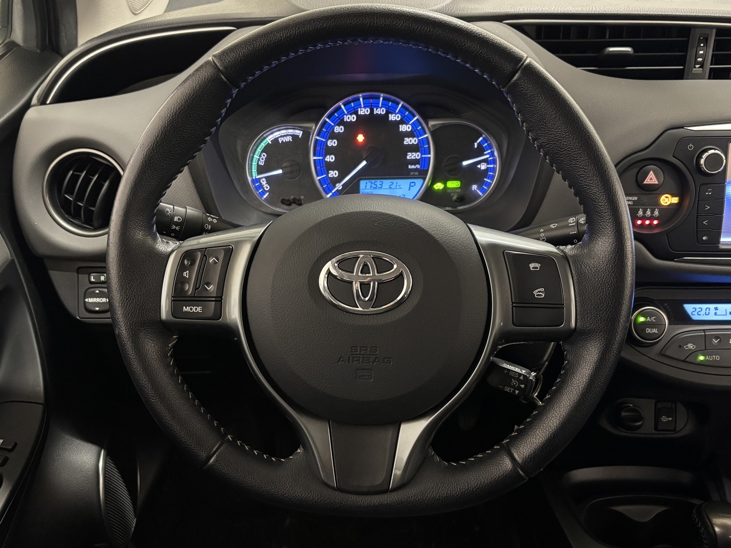TOYOTA Yaris 2016
