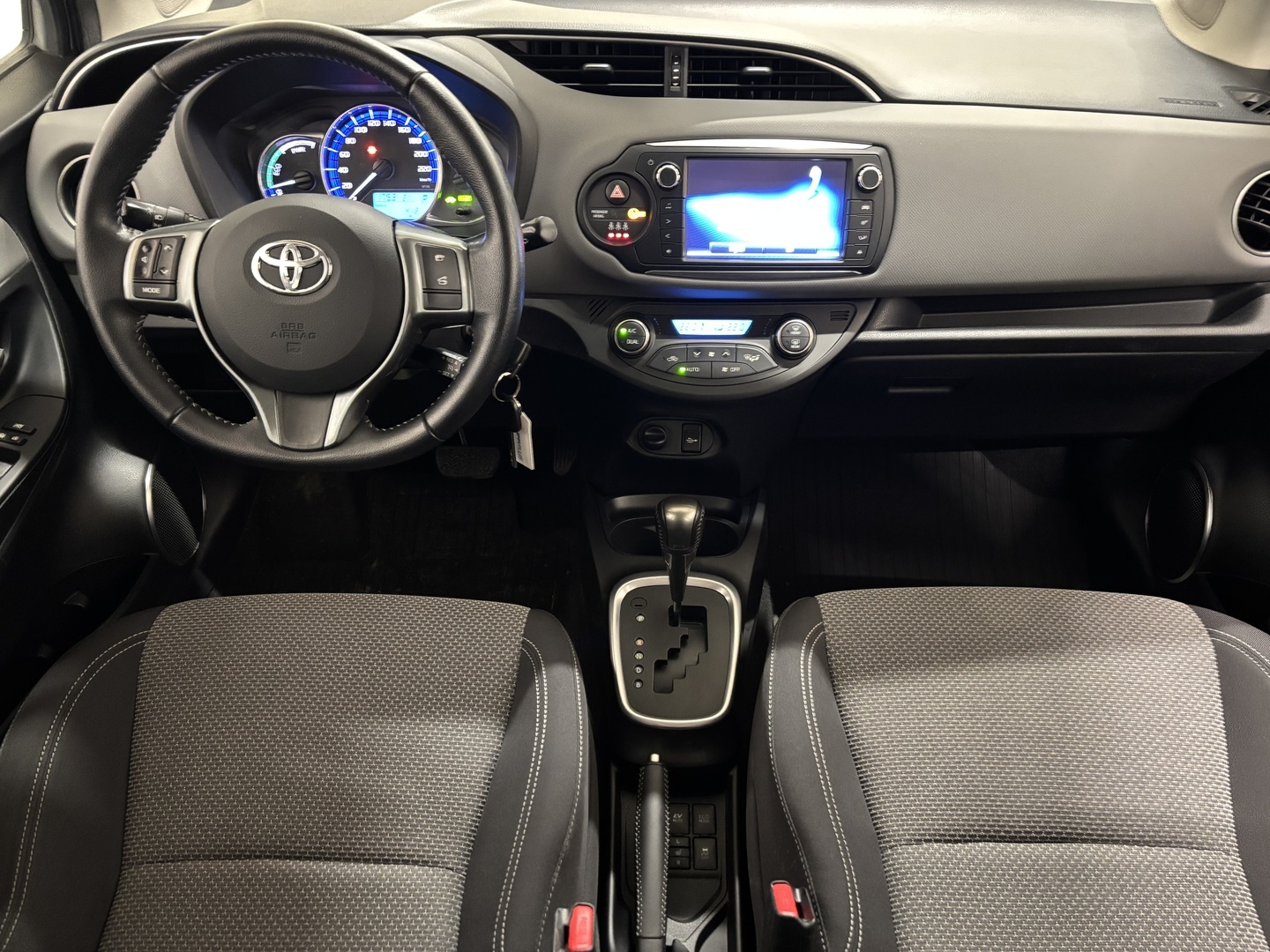 TOYOTA Yaris 2016