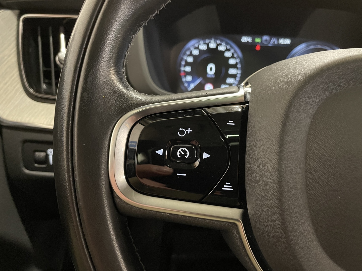 VOLVO XC60 2021