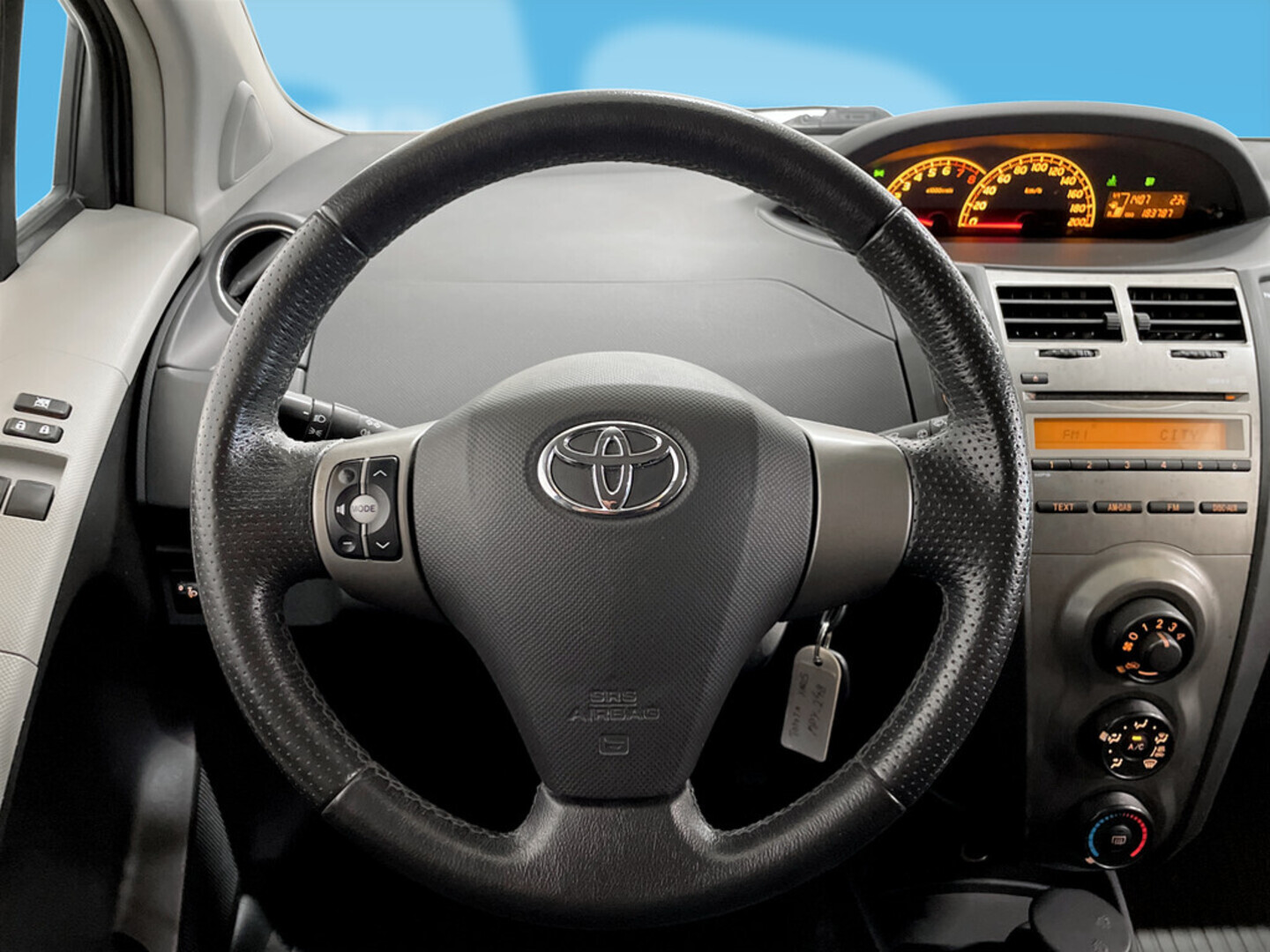 TOYOTA Yaris 2011