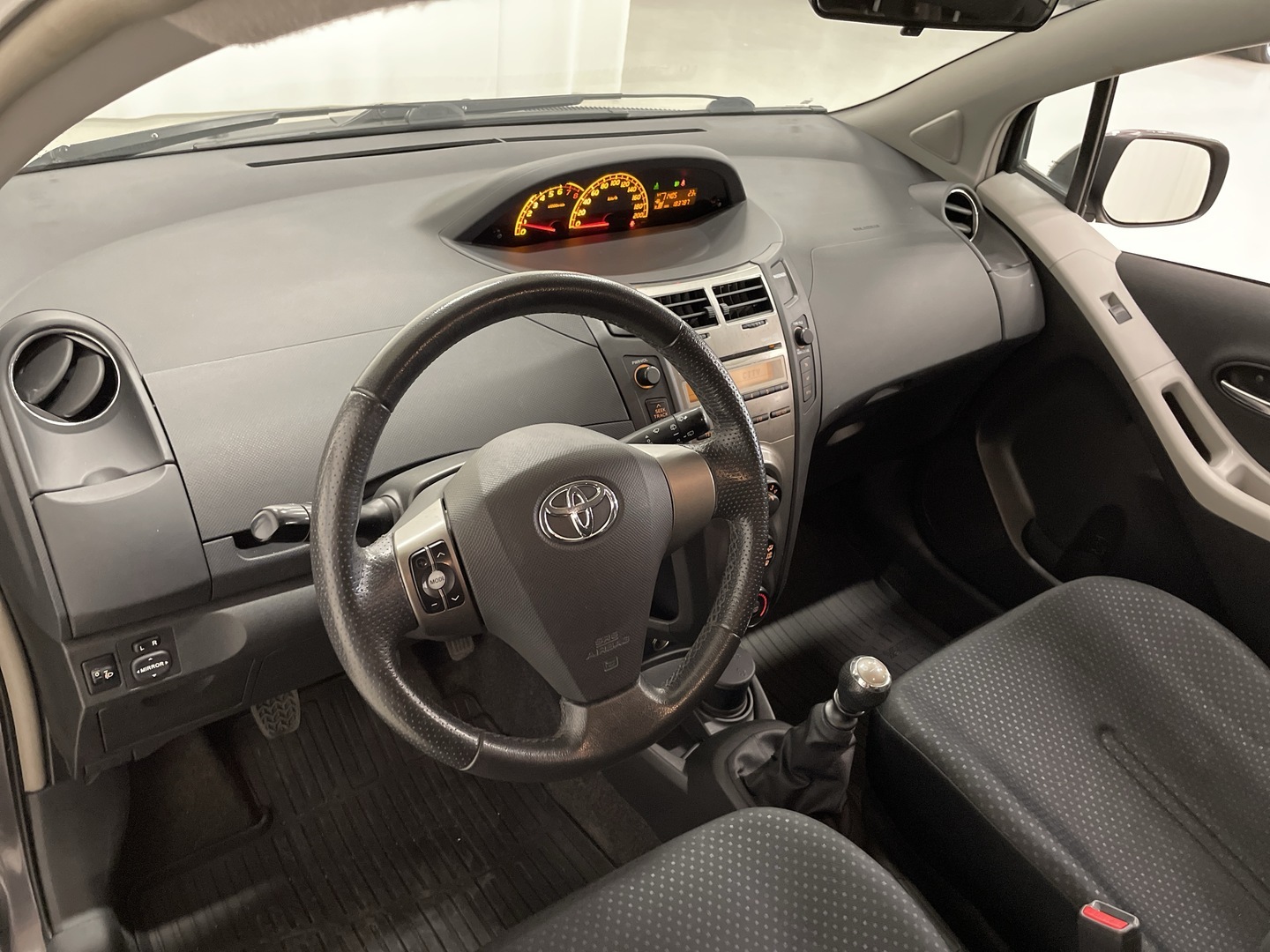 TOYOTA Yaris 2011