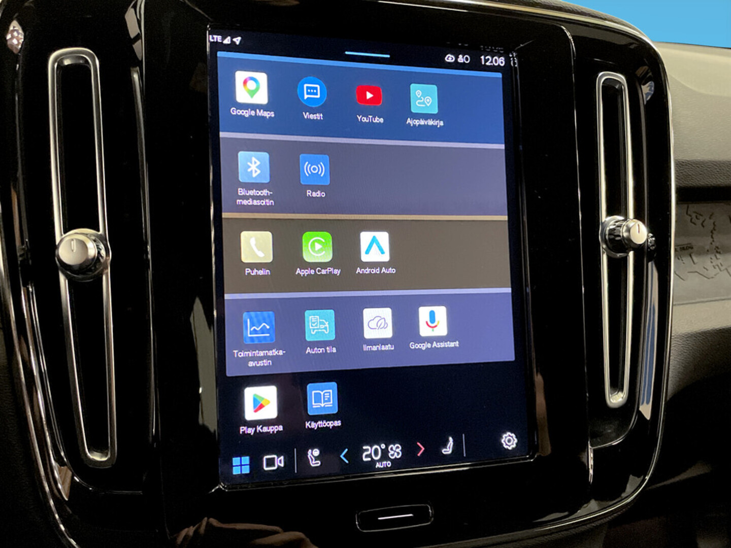 VOLVO XC40 2023