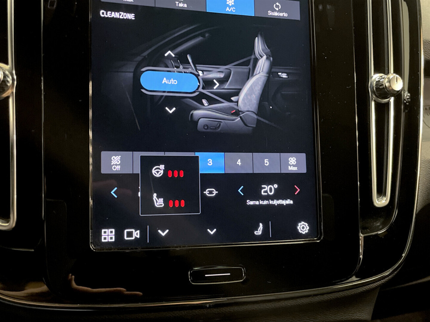 VOLVO XC40 2023